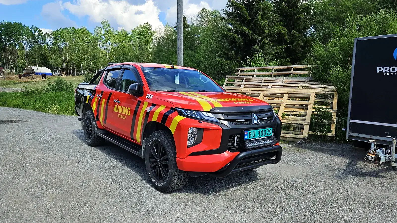 Mitsubishi L200 med dekor i rødt og gult