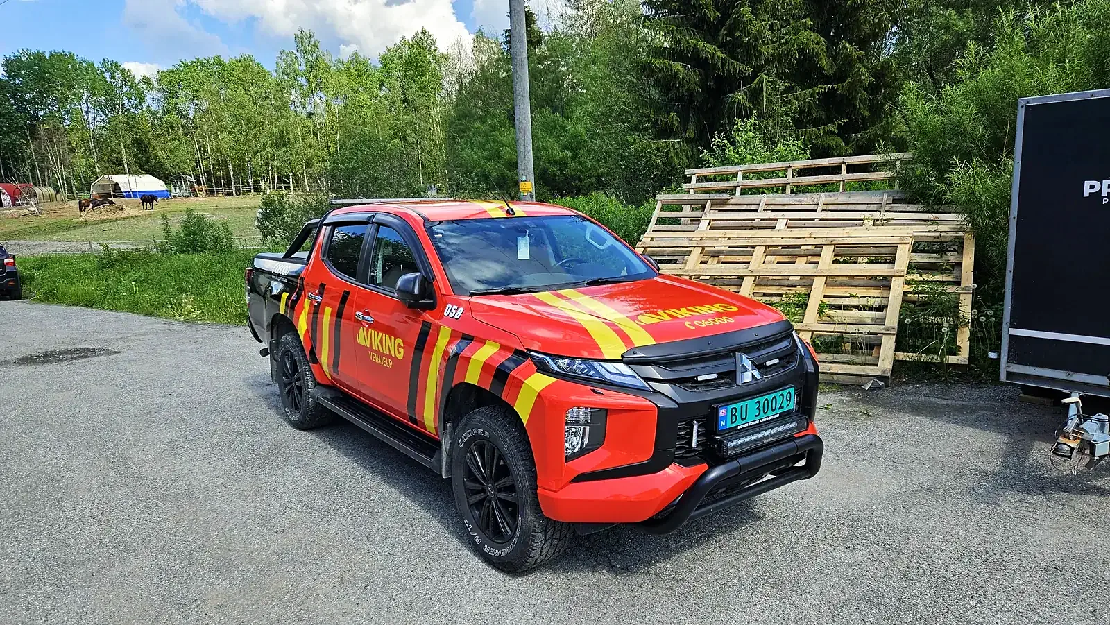 Mitsubishi L200 med dekor sett forfra