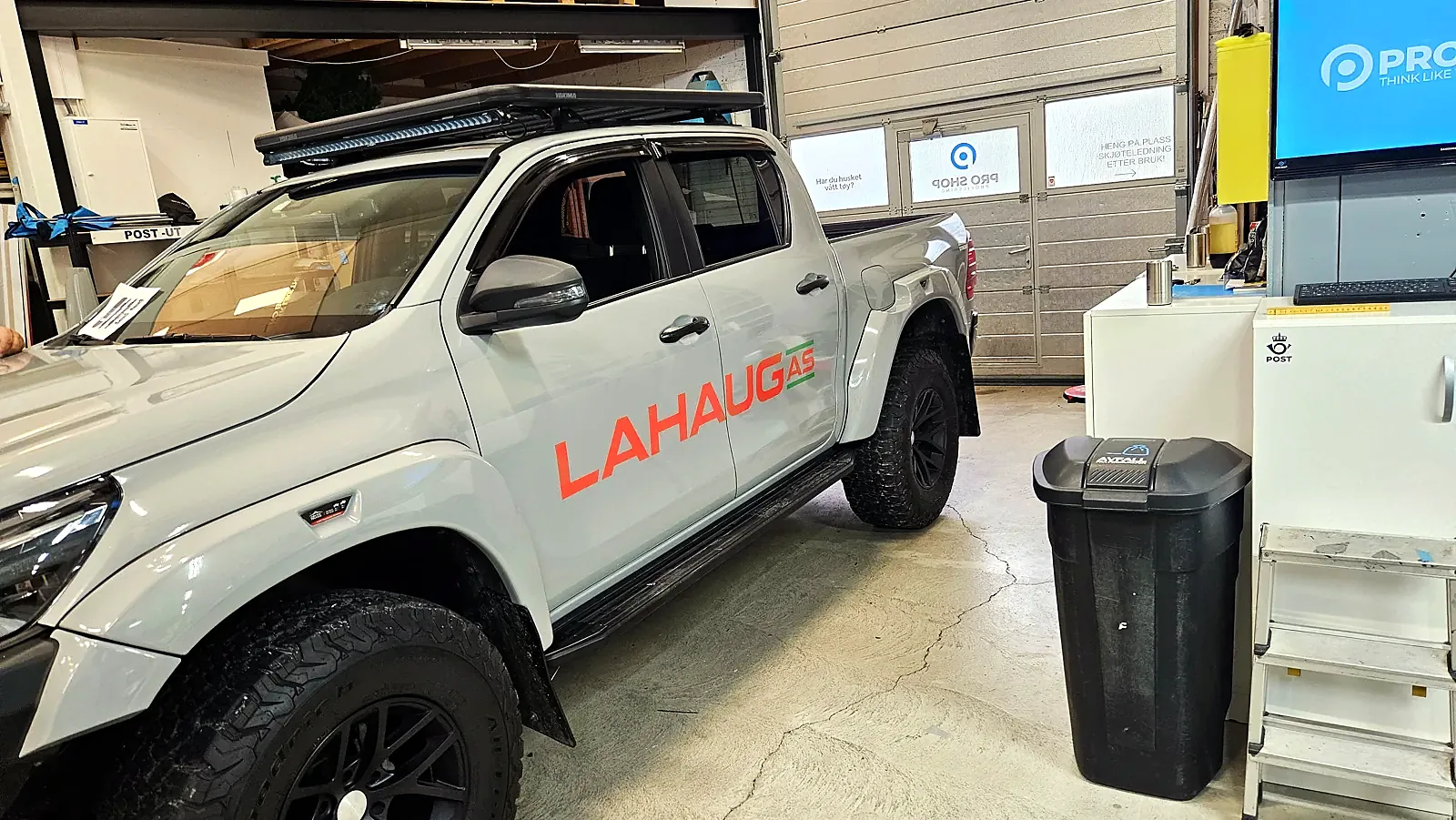 Toyota Hilux med logo for Lahaug AS