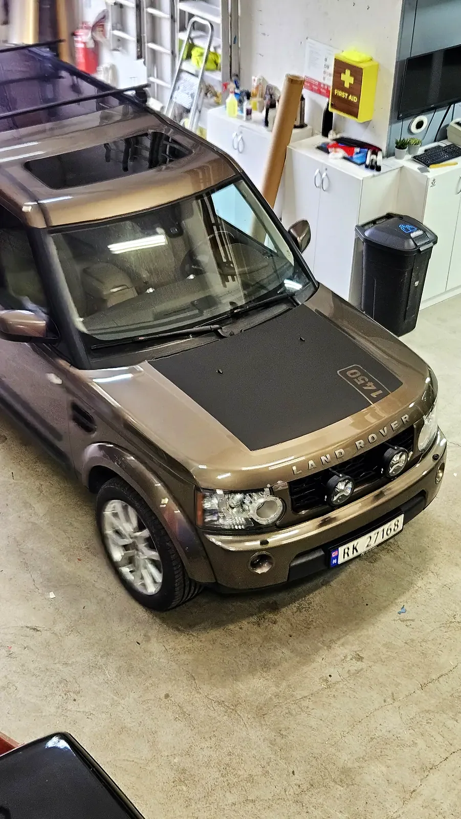 Land Rover med matt sort panser og tallet 1450