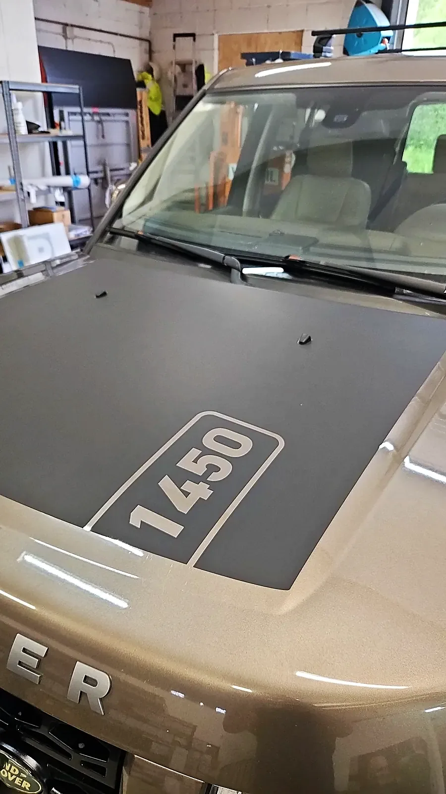Panser på Land Rover med tallet 1450 i grått