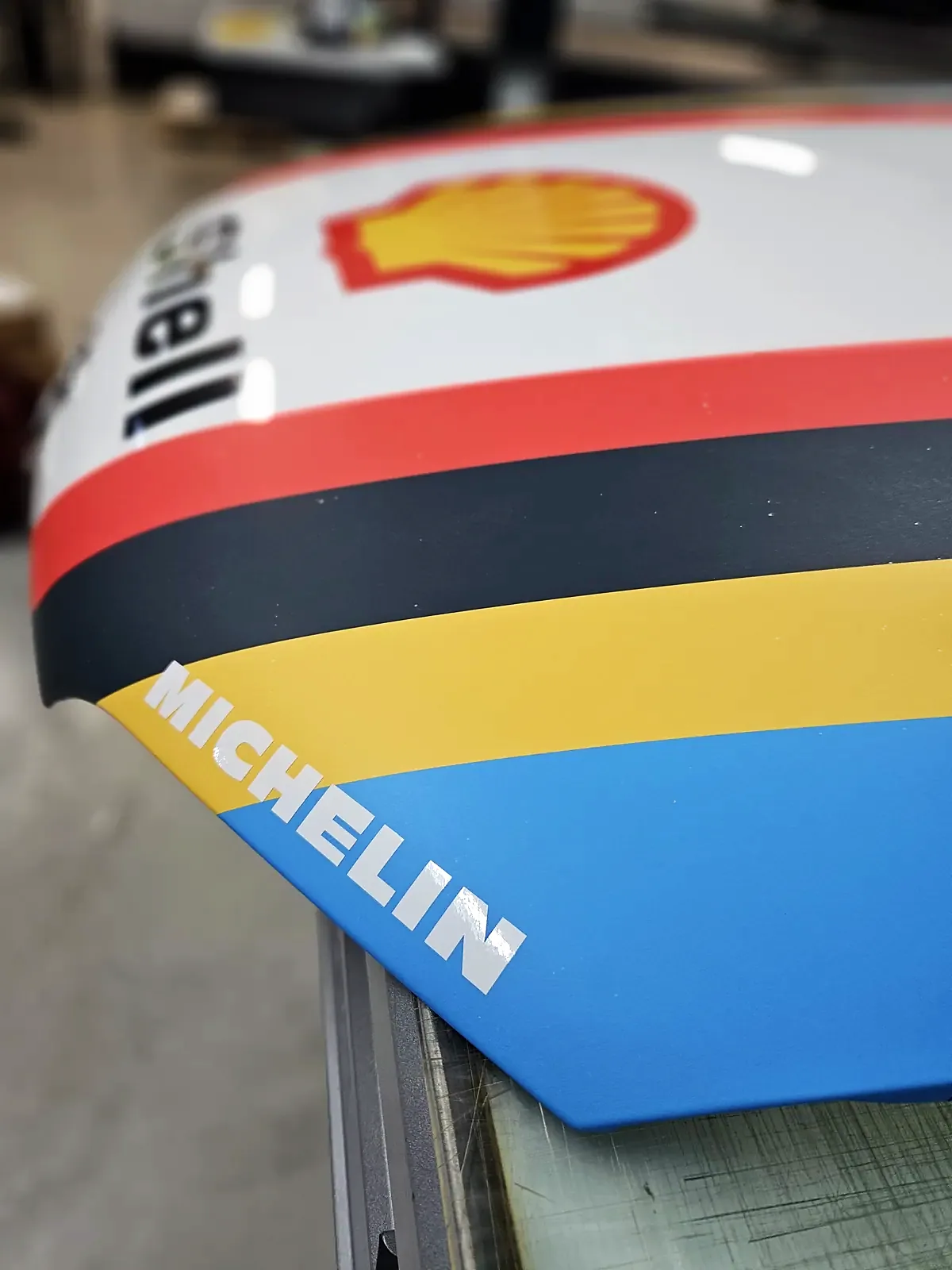 Nærbilde av Shell- og Michelin-dekor på panser