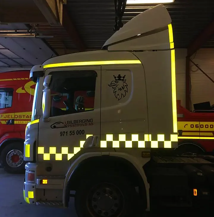 Lastebil med refleksmerking i mørket