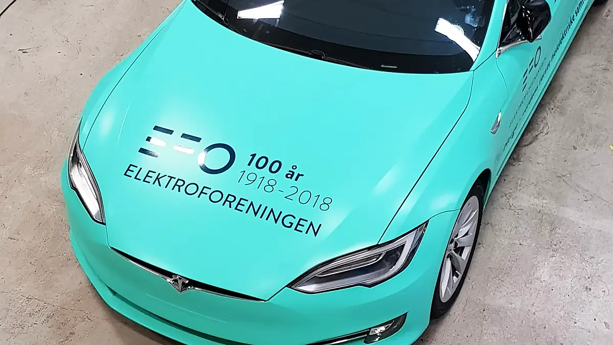 Helfoliert Tesla
