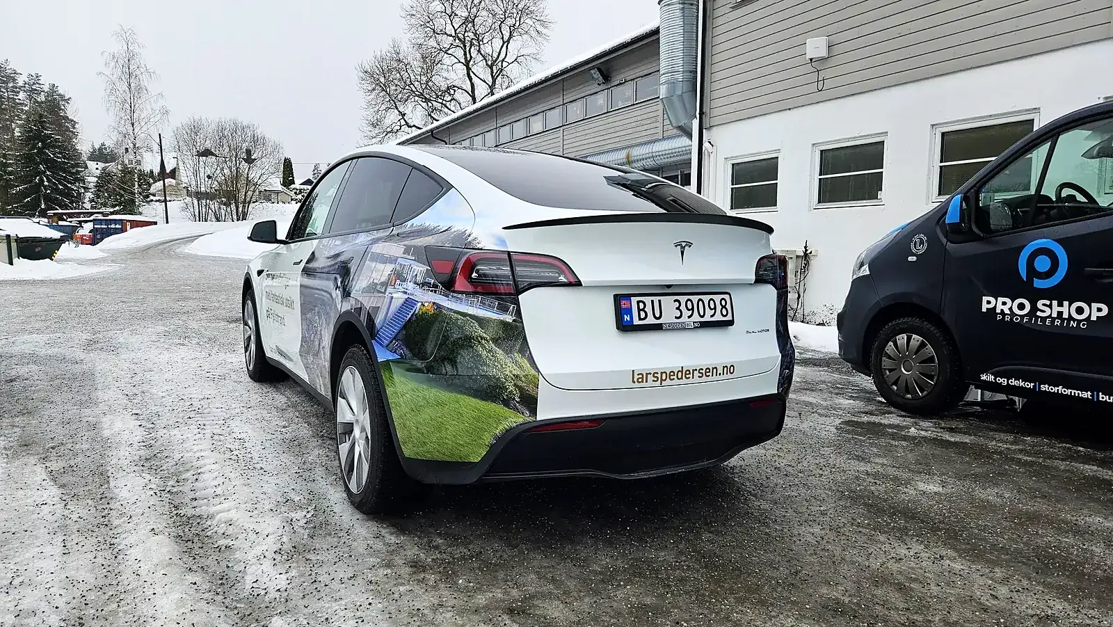 Tesla Model Y med helfoliering sett bakfra