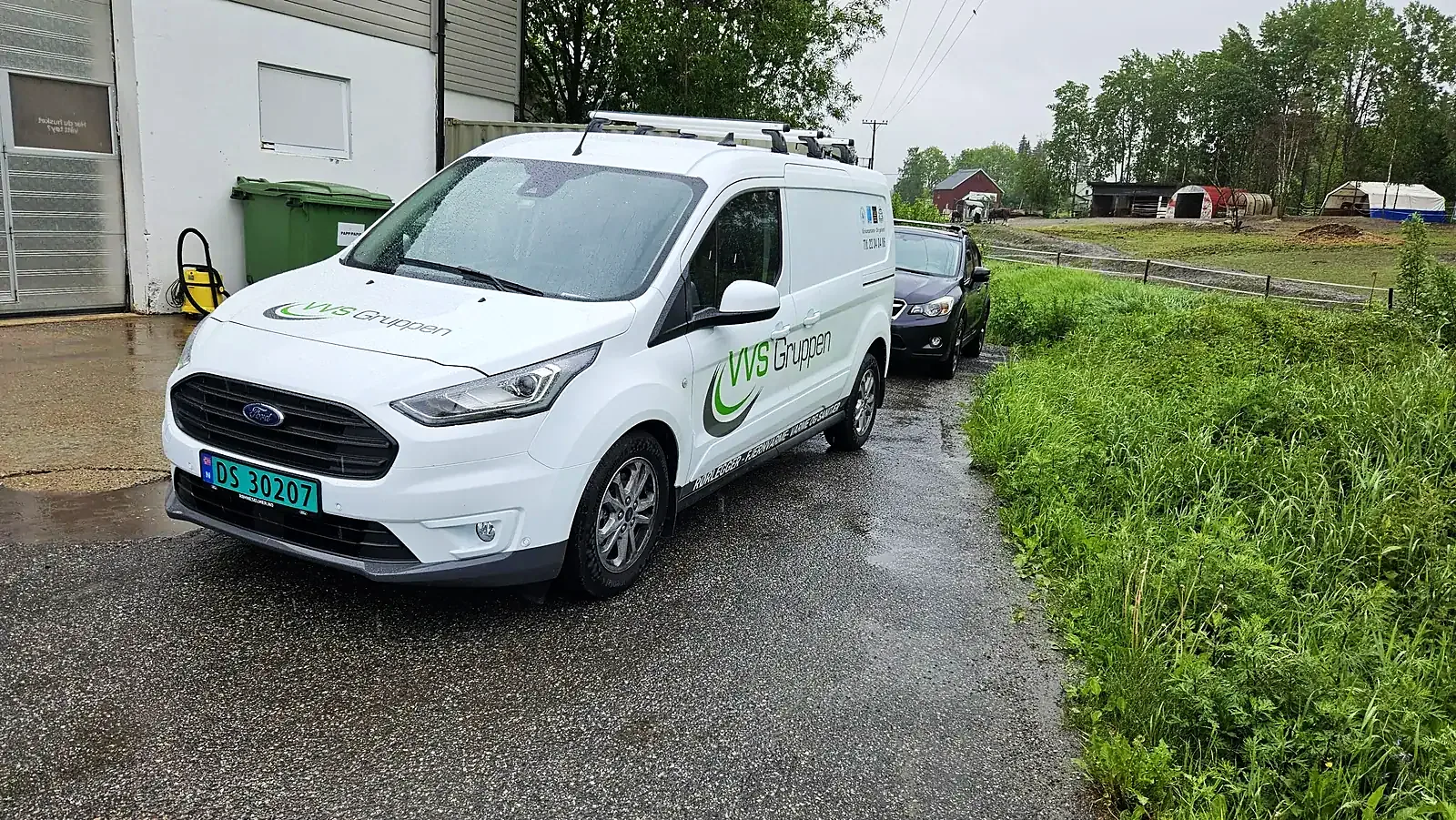Ford Transit Connect med logo for VVS Gruppen