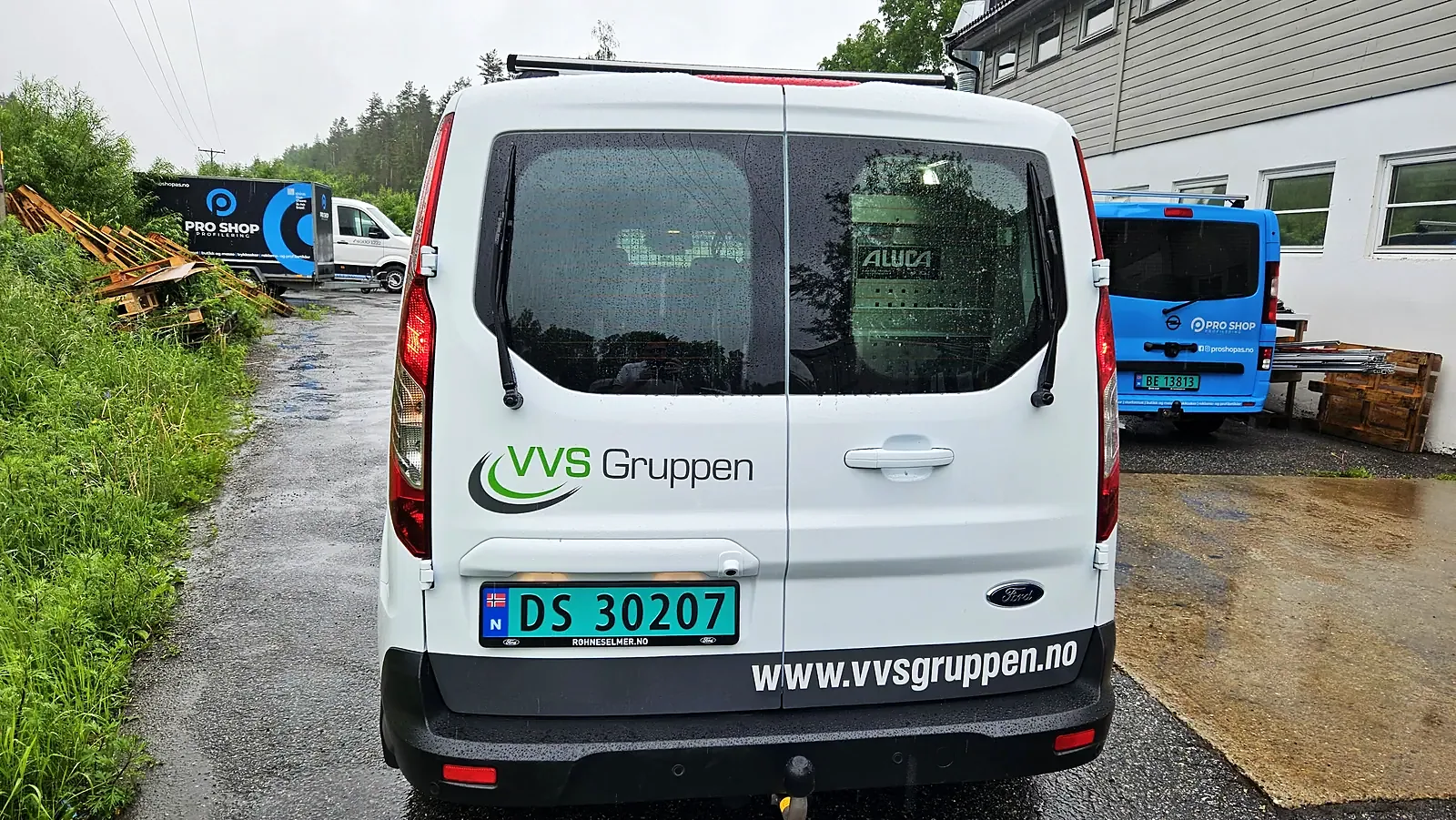 Bakdører på varebil med logo og nettadresse for VVS Gruppen