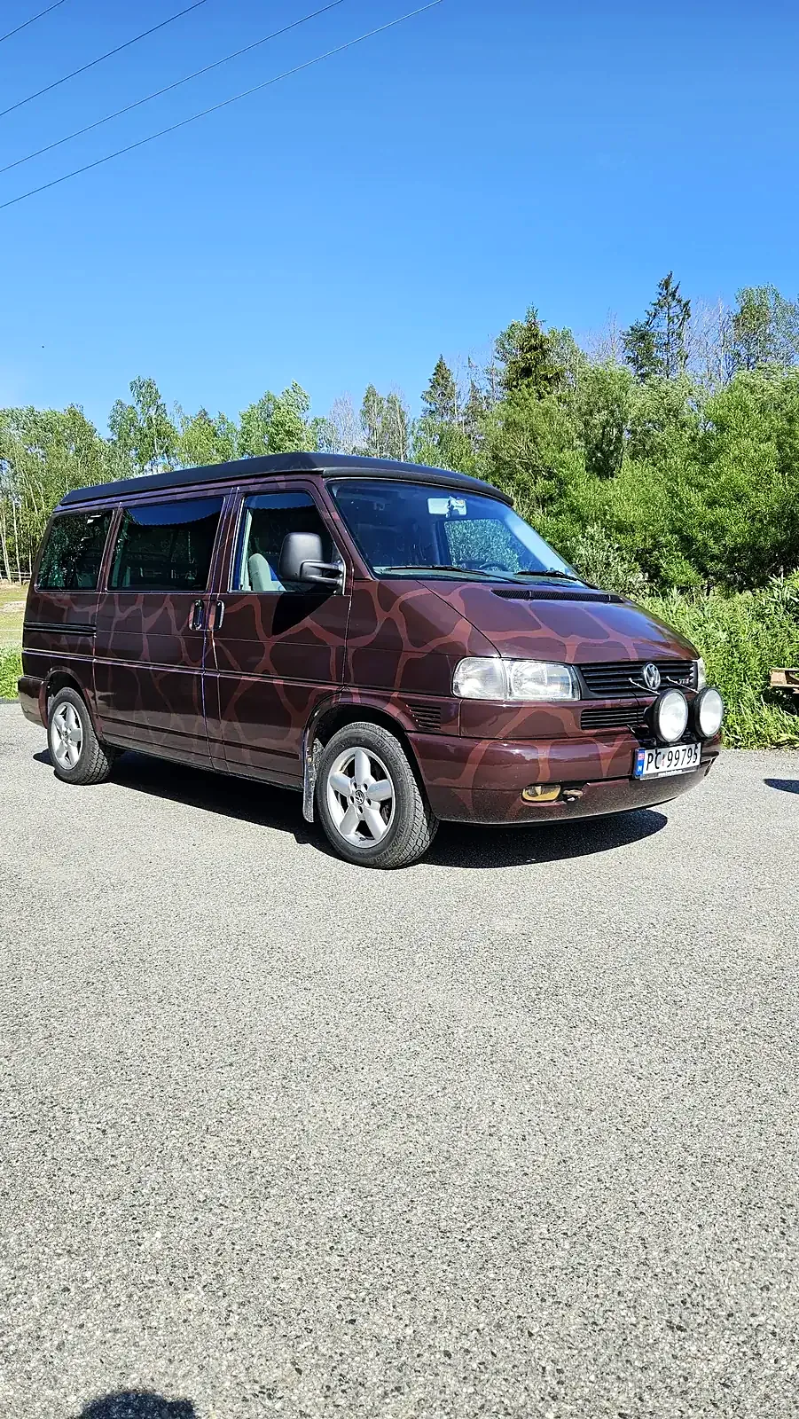 VW-buss foliert i mørk rødbrun