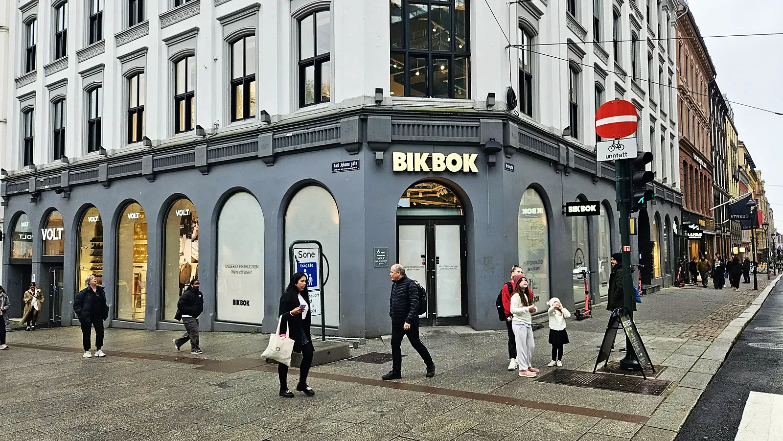 Vindusdekor på Bik Bok Karl Johan under ombygging