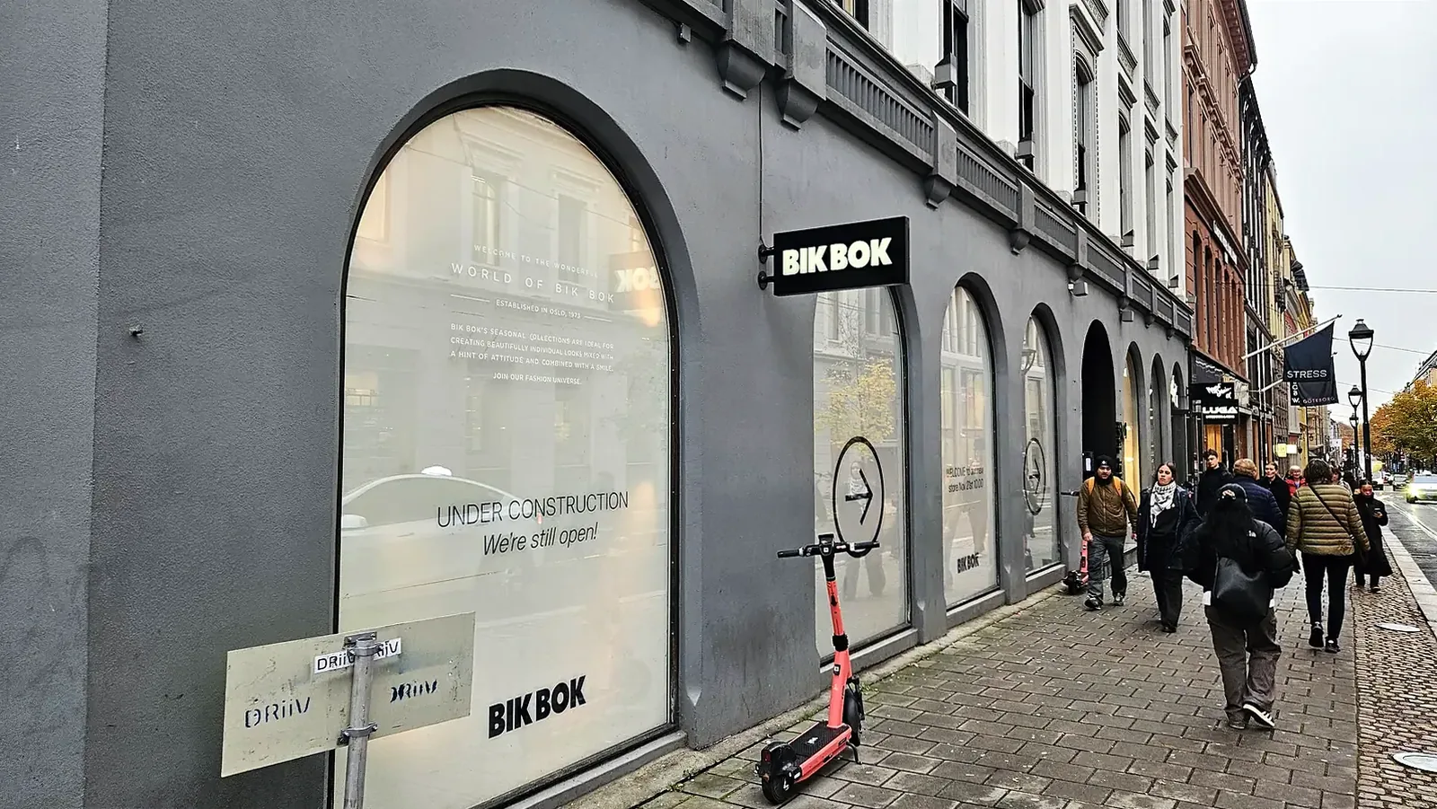 Vindusdekor med «Under construction» på Bik Bok Karl Johan under ombygging