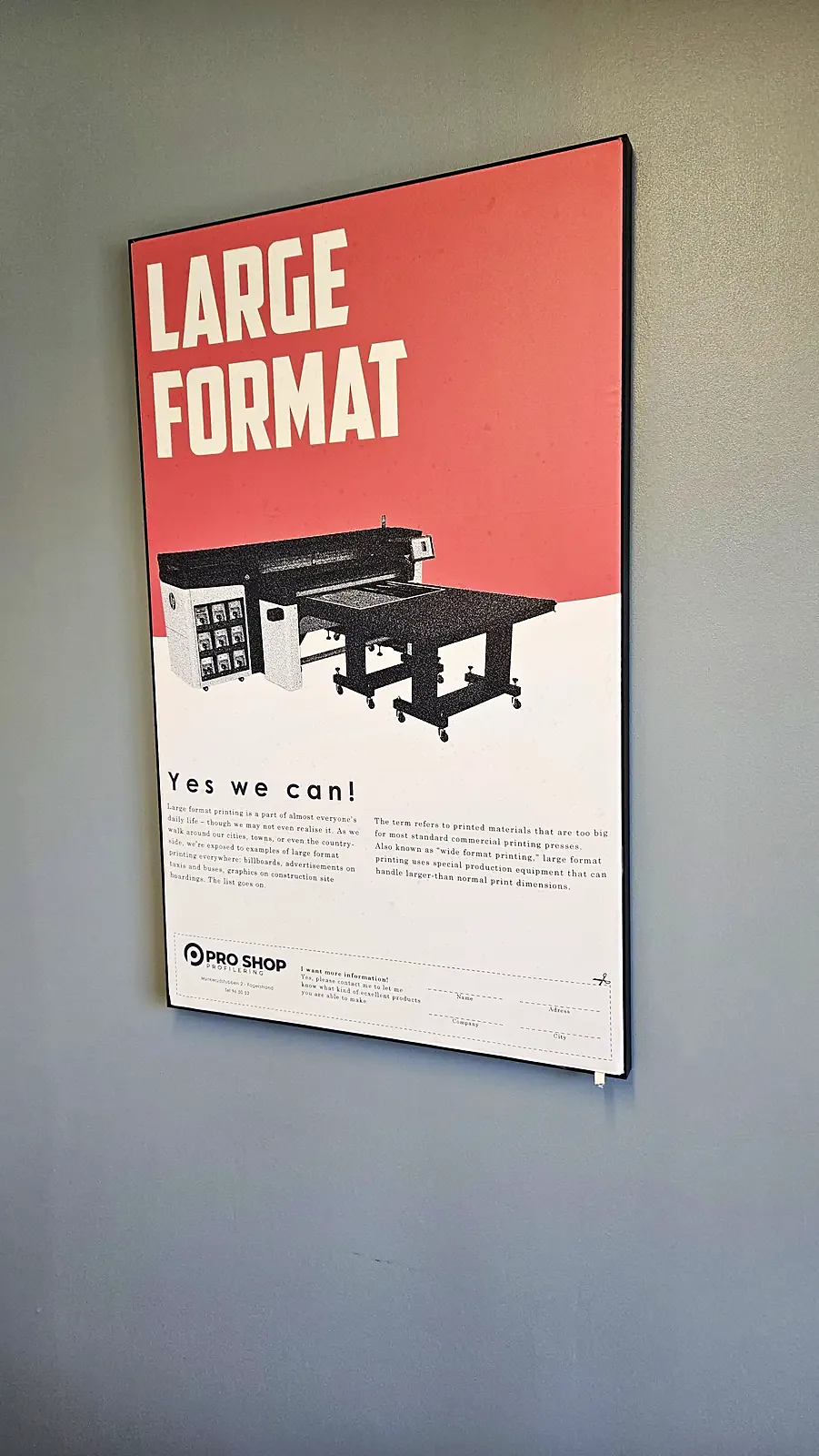 Tekstilramme på vegg med plakaten Large Format