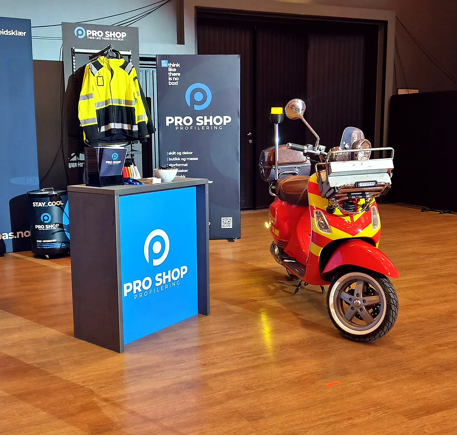 Messestand med rollups, disk og profilklær fra Pro Shop