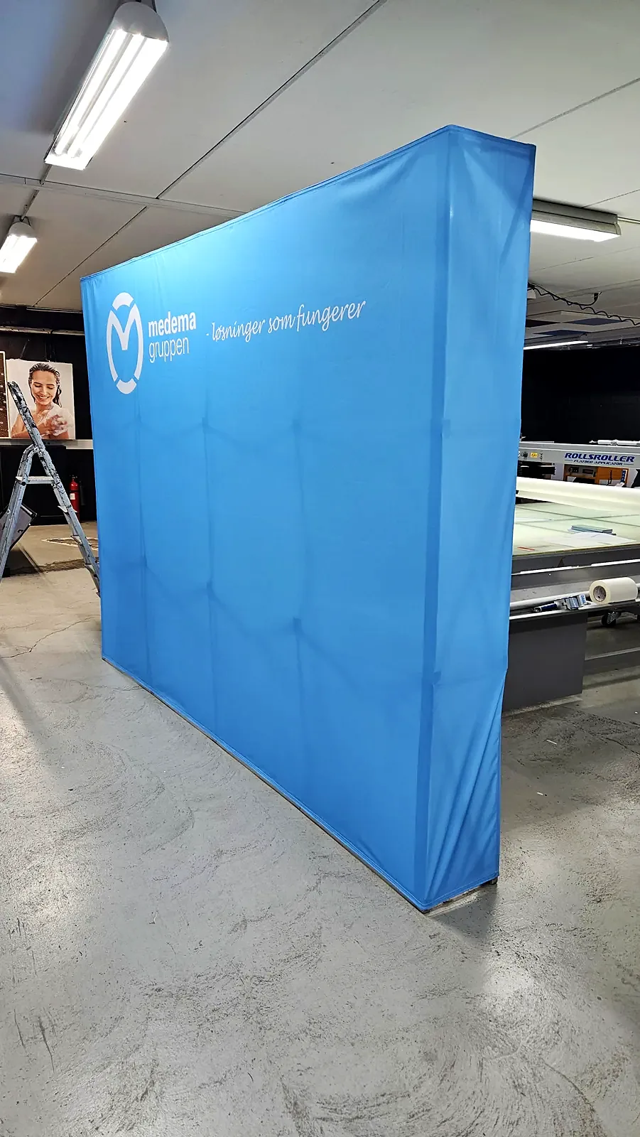 Blå tekstilvegg til messe med logo