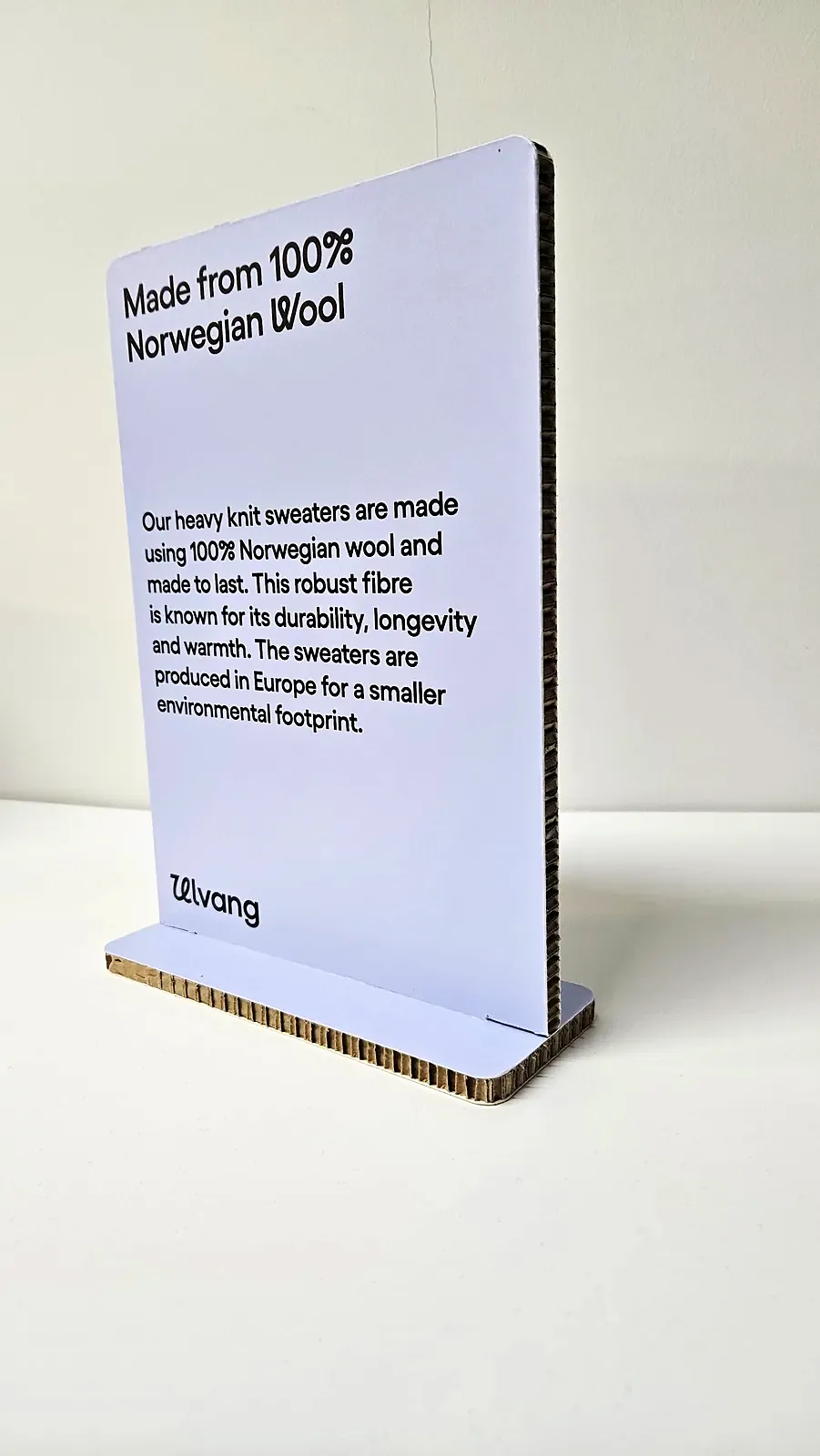 Bordskilt om norsk ull på fot i papp
