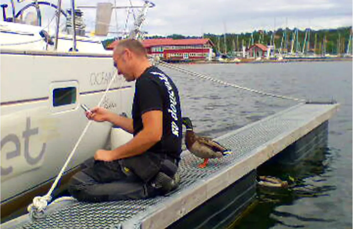 Båtnavn montert på skrog