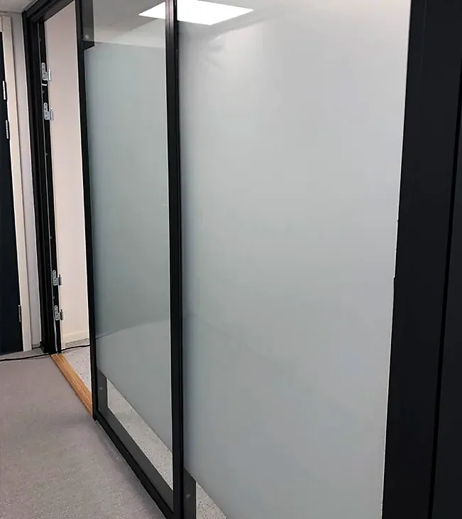 Frostet folie på glassvegg