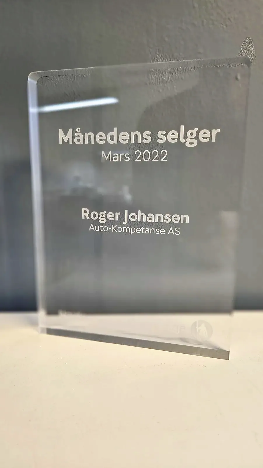 Premie i klar akryl med teksten Månedens selger