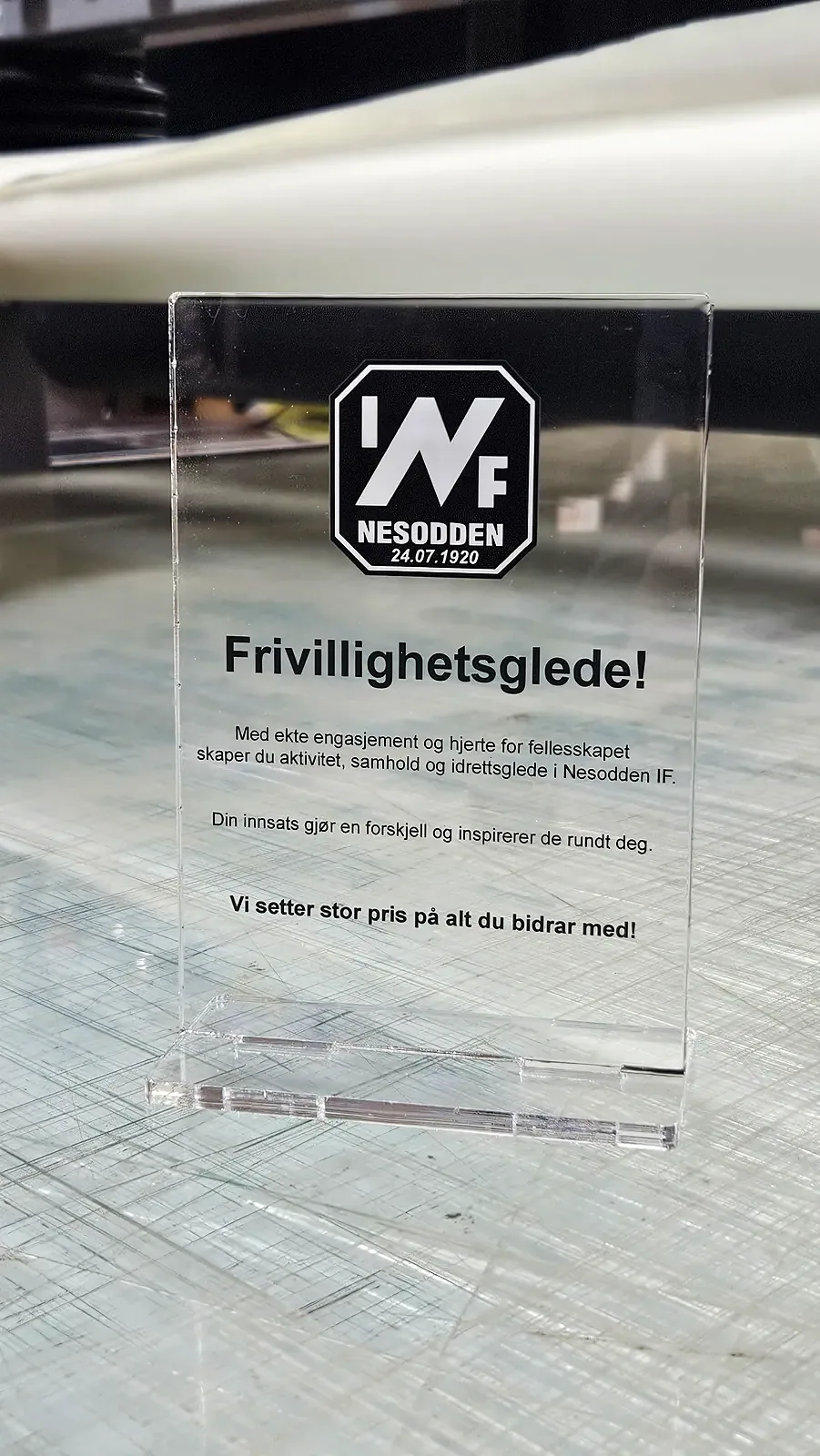Premie i klar akryl for Nesodden IF med teksten Frivillighetsglede
