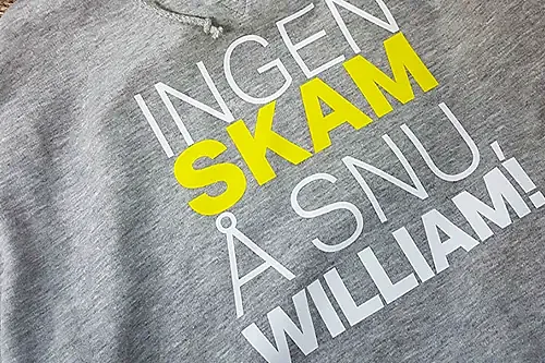 Klær med trykk for Skam