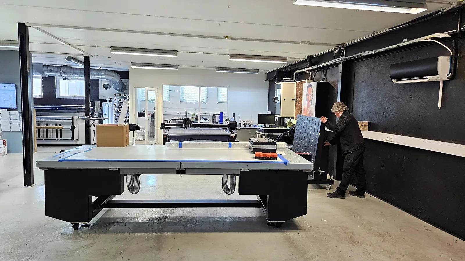 Canon Arizona flatbedprinter under installasjon i produksjonslokalet