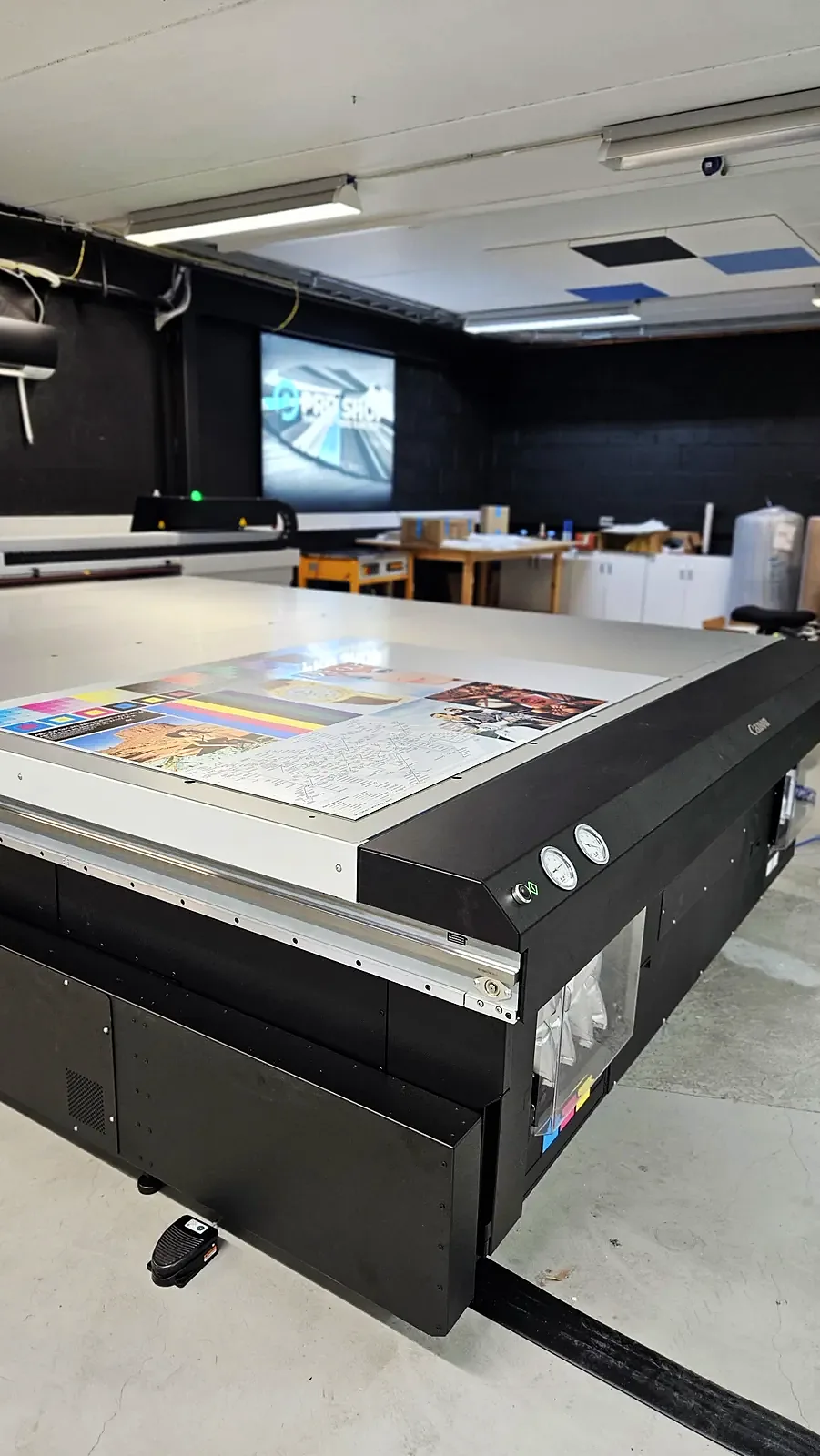 Testprint med fargefelt på bordet til Arizona-printeren