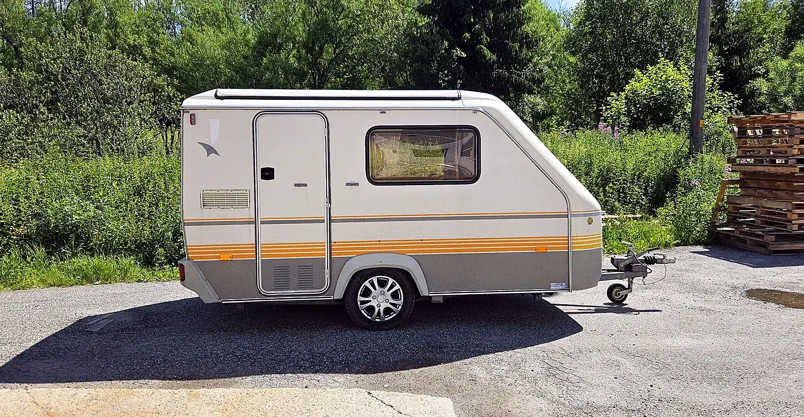 Campingvogna før, hvit med gamle striper