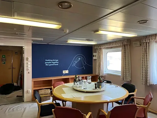 Messe med mørkeblå vegg og tekst