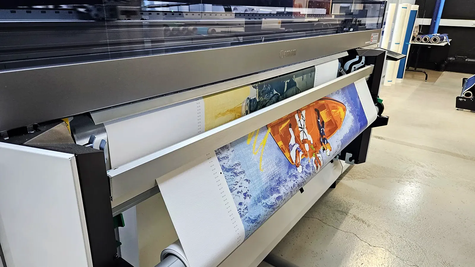 Maritimt motiv til CoolCo printes i storformatprinteren