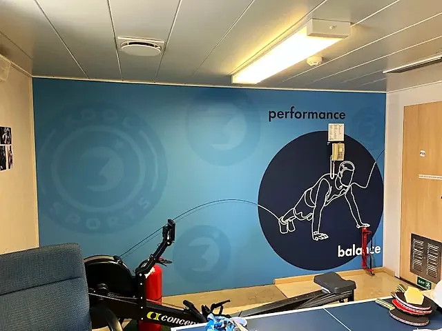 Treningsrom om bord med blå veggdekor