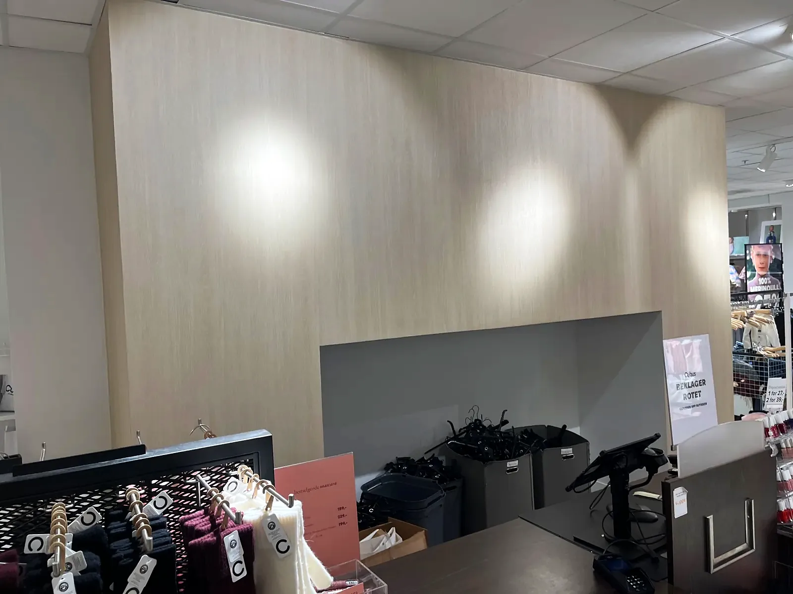 Kassebakvegg hos Cubus Holmensenteret foliert med Cover Styl NF29 Cream oak, med nisje i midten