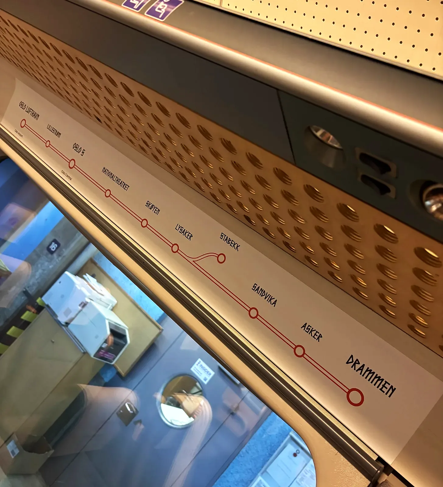 Linjekart fra Gardermoen til Drammen over vinduet i Flytoget