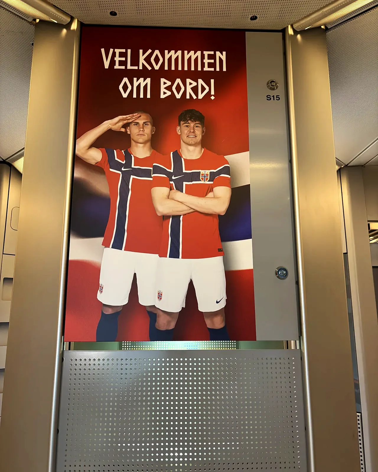 Dekor med teksten Velkommen om bord og to landslagsspillere i Flytoget