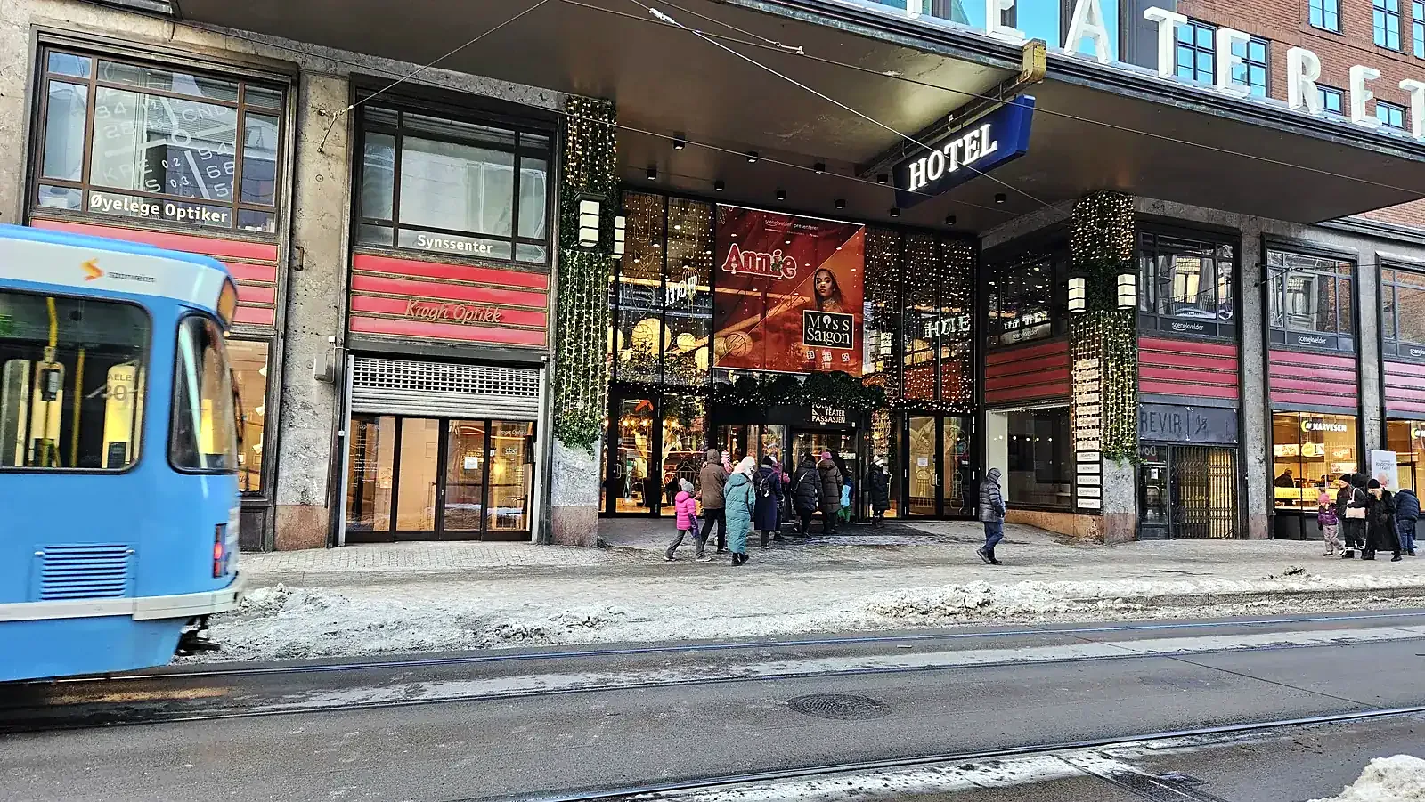 Folketeatret med seil og vindusdekor for Annie