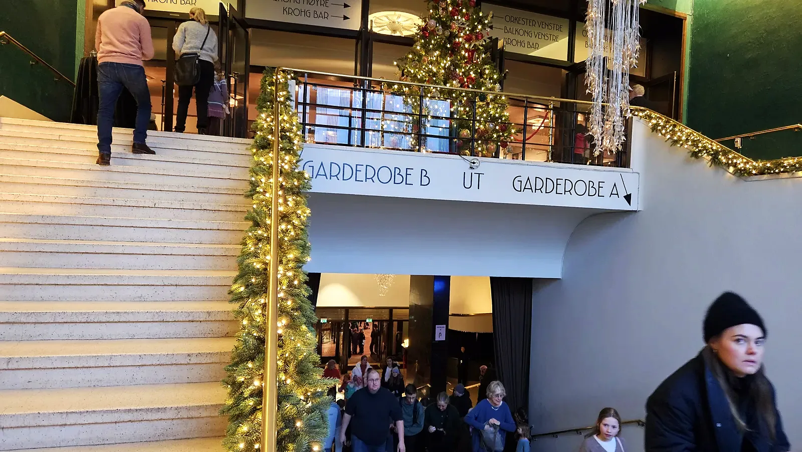 Skilt til garderobe A og B over trappen i foajeen