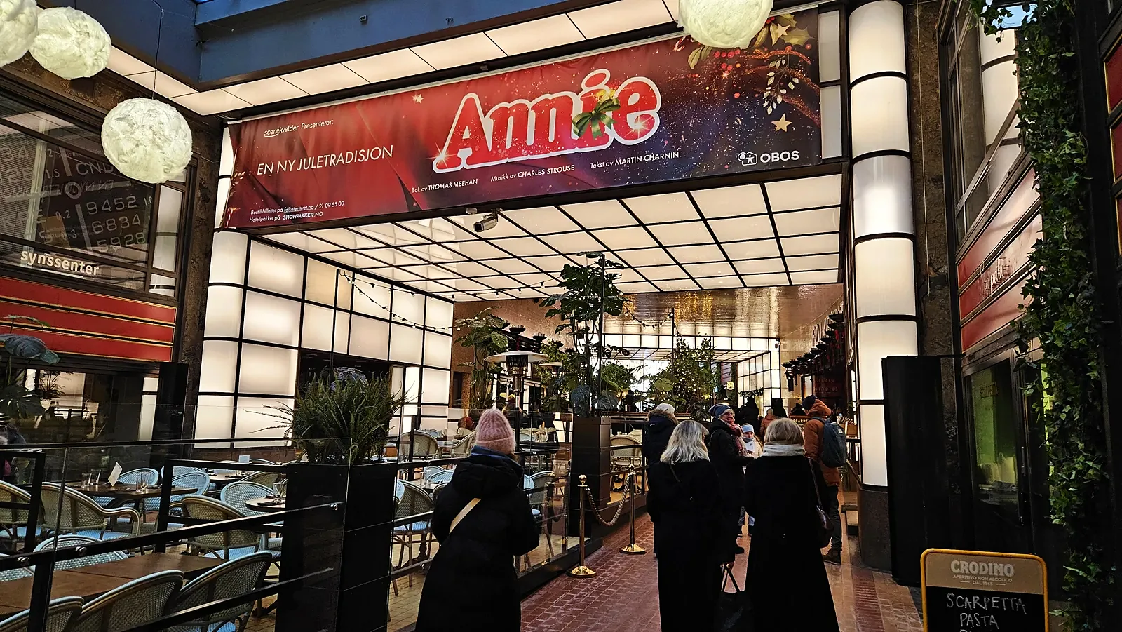 Annie-seil over inngangen til Folketeatret