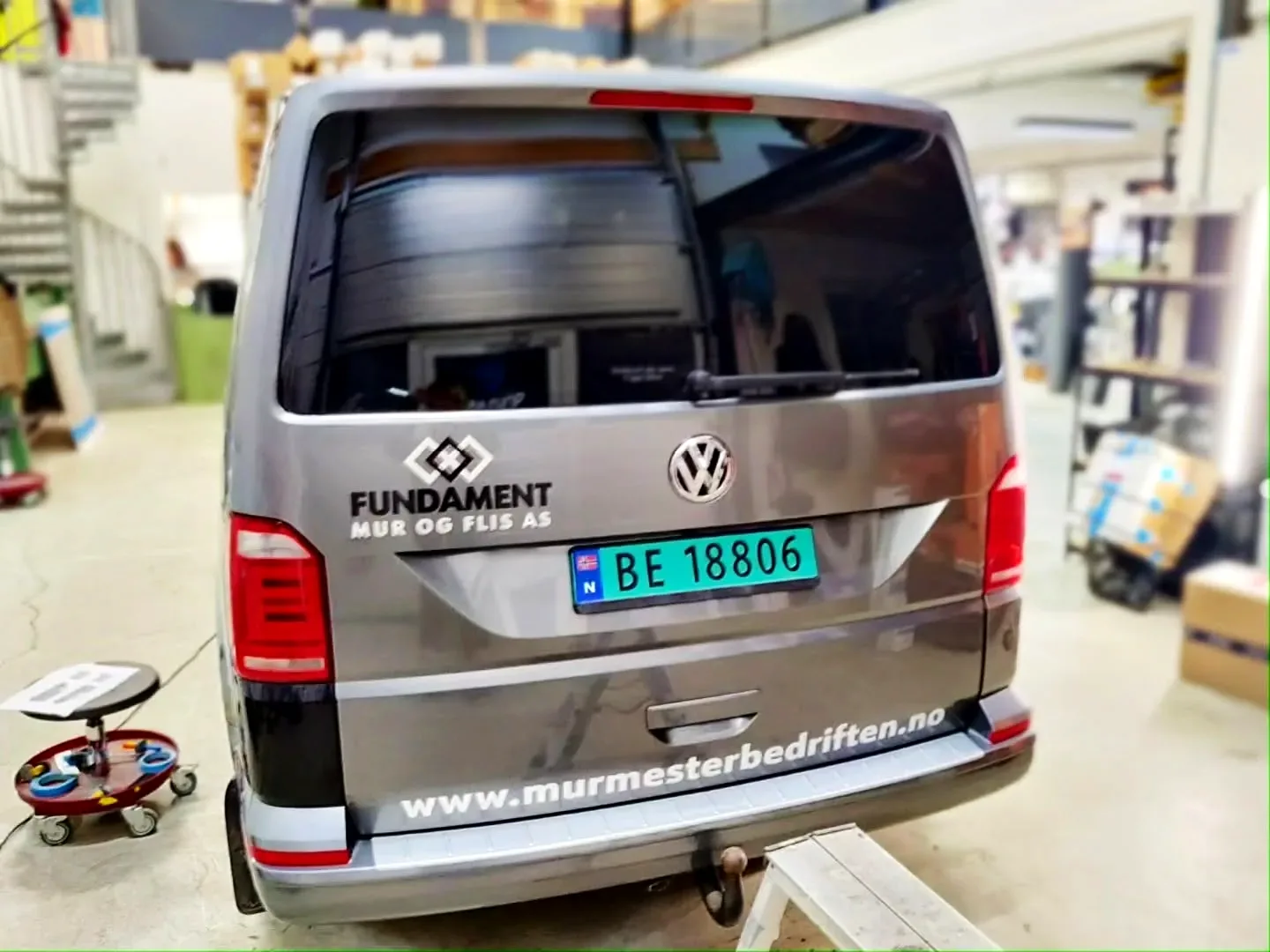 Bakdør på VW T6 med logo og www.murmesterbedriften.no