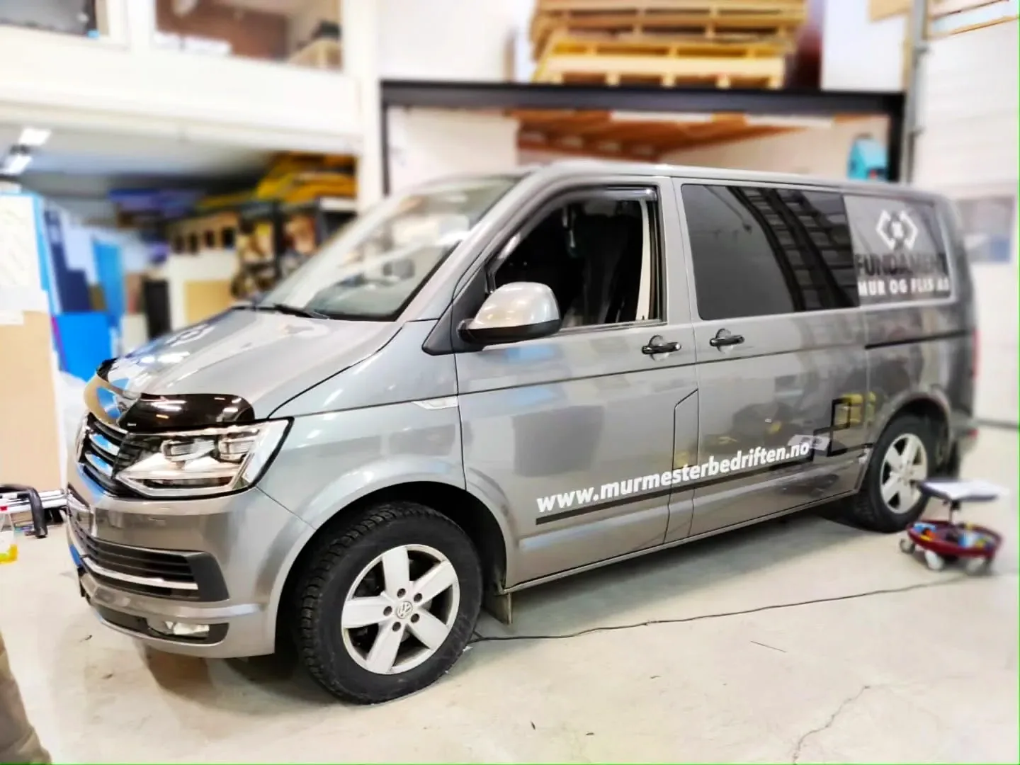 Grå helfoliert VW T6 for Fundament Mur og Flis