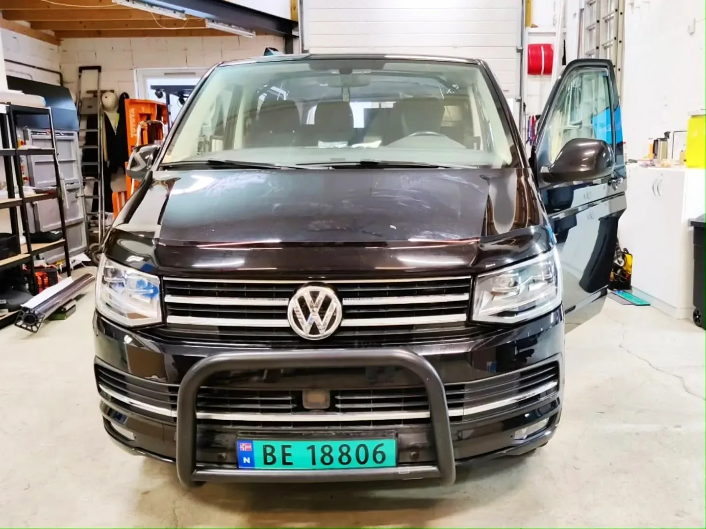 Sort VW T6 forfra før helfoliering