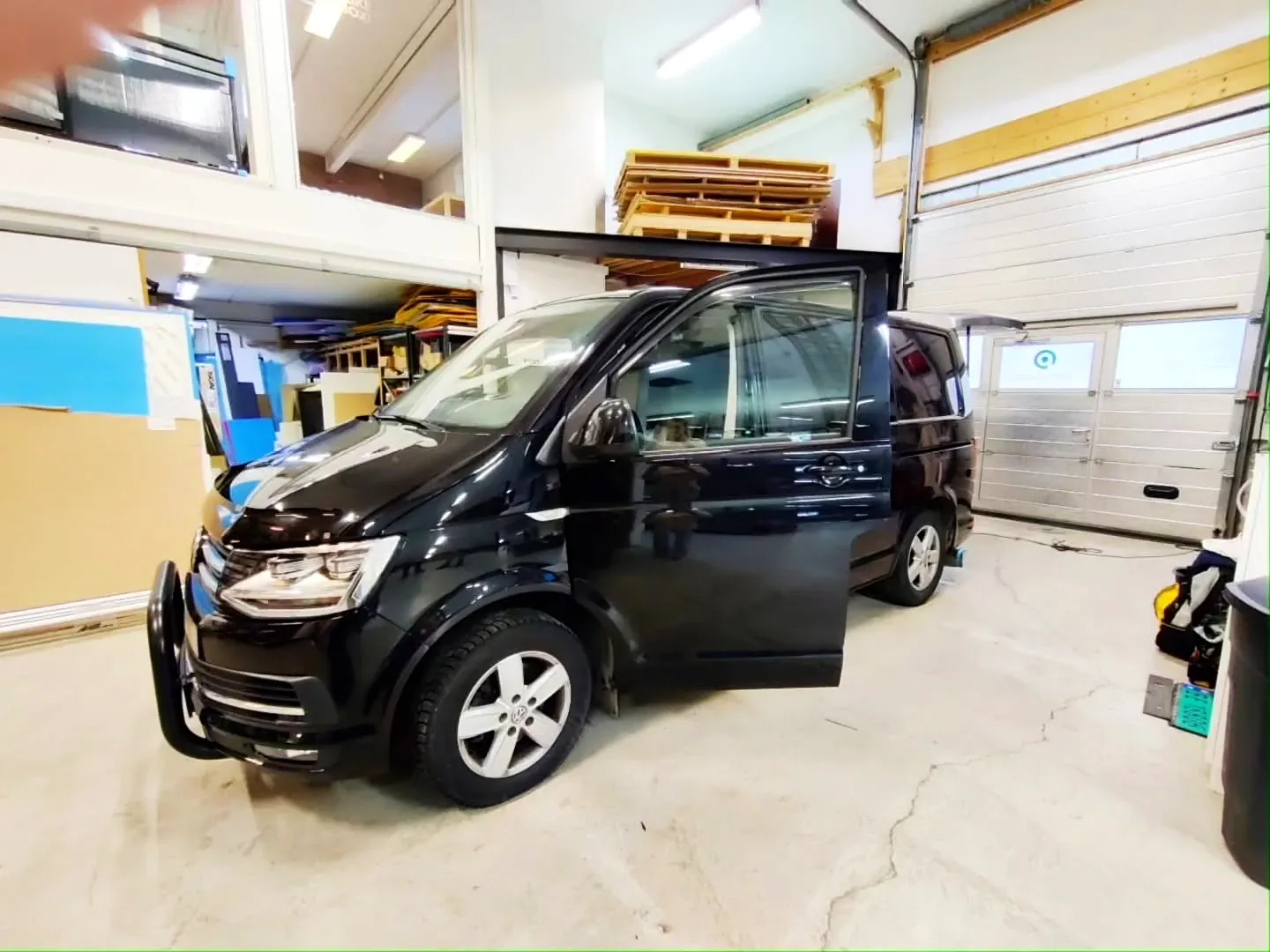 Sort VW T6 fra siden før helfoliering