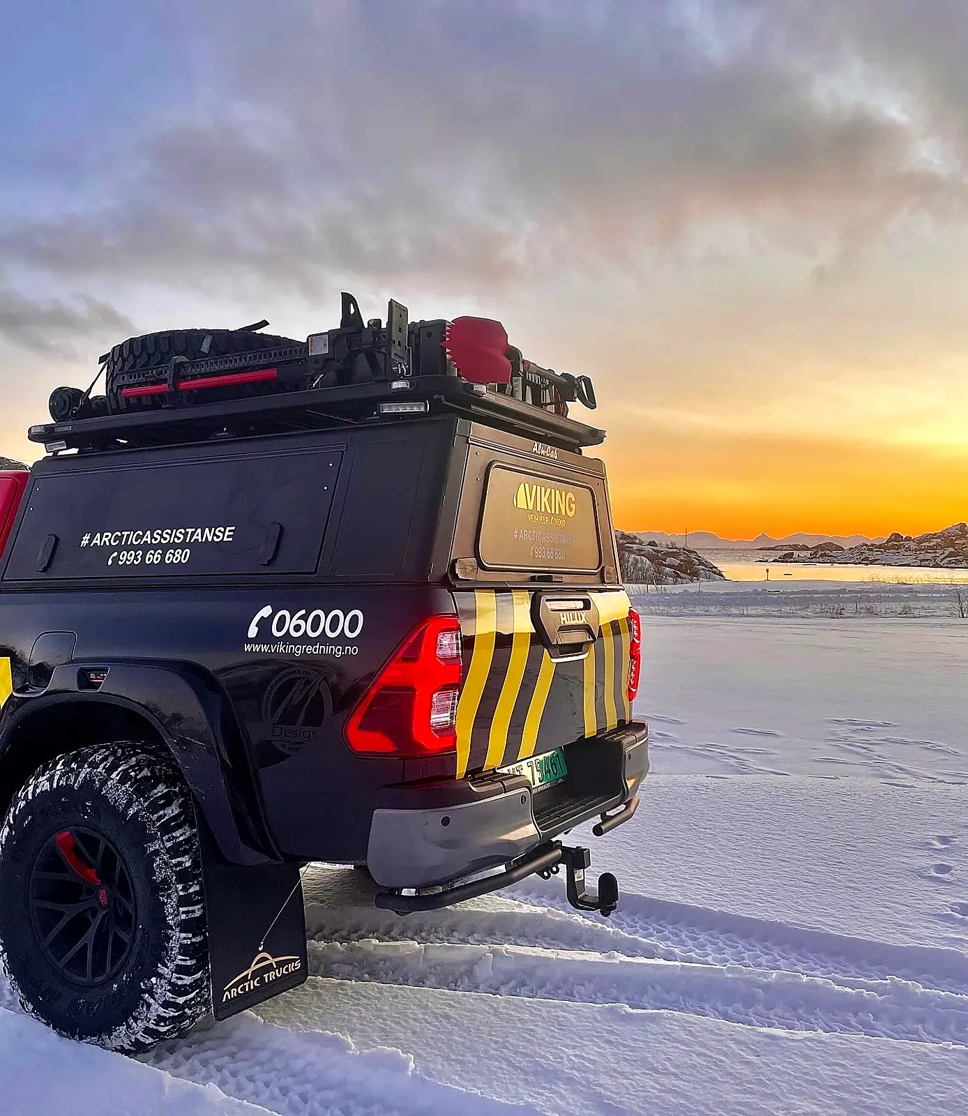 Bakparti på Viking Hilux med 06000 og striper i solnedgang