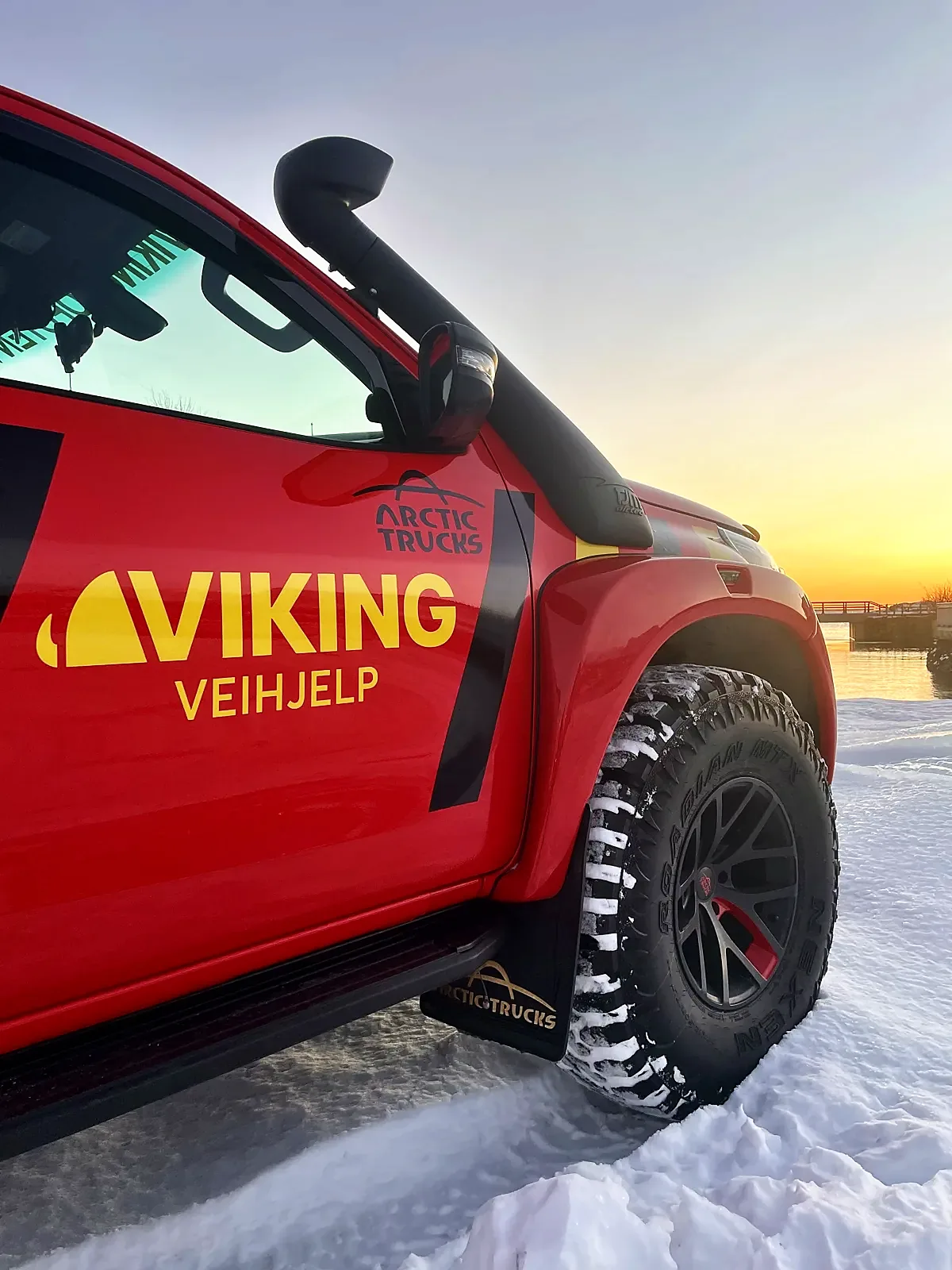 Nærbilde av Viking Veihjelp-logo og striper på døra