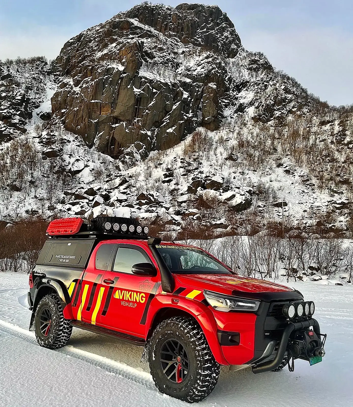 Viking Lofoten Hilux foran fjell i snø
