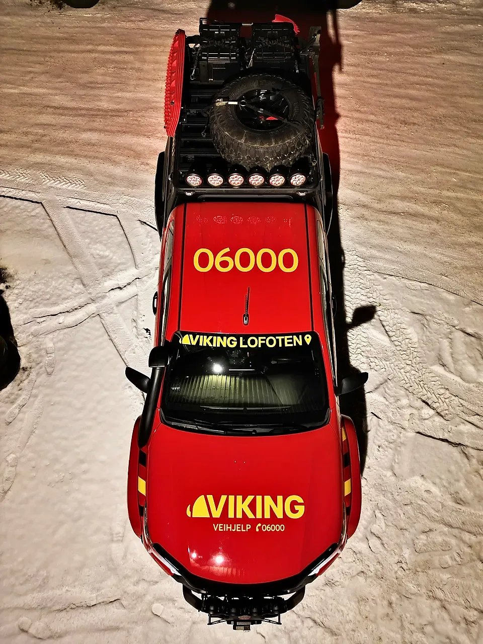 Viking Hilux sett ovenfra med 06000 på taket og logo på panseret