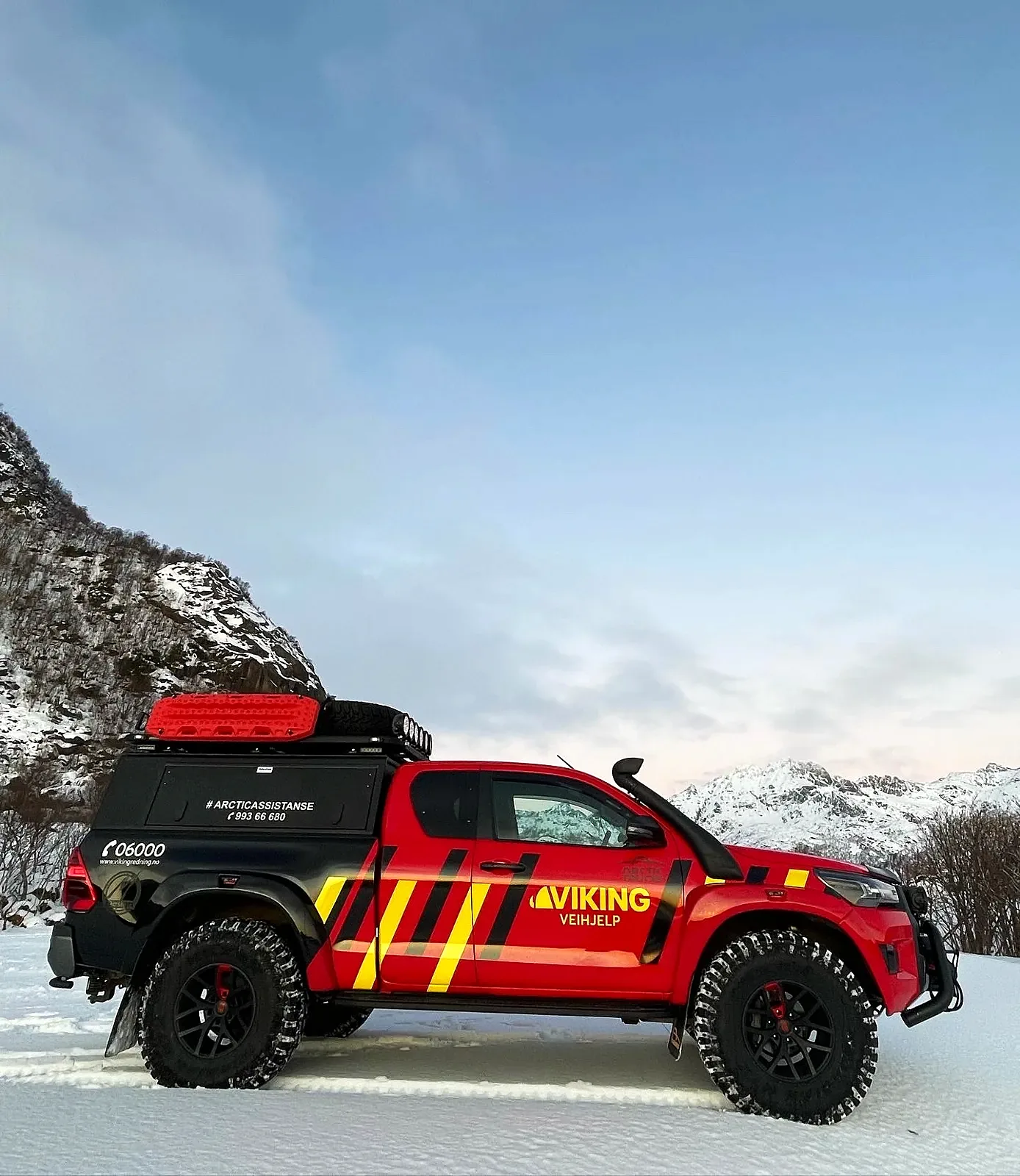 Viking Lofoten Hilux fra siden med gule og sorte striper