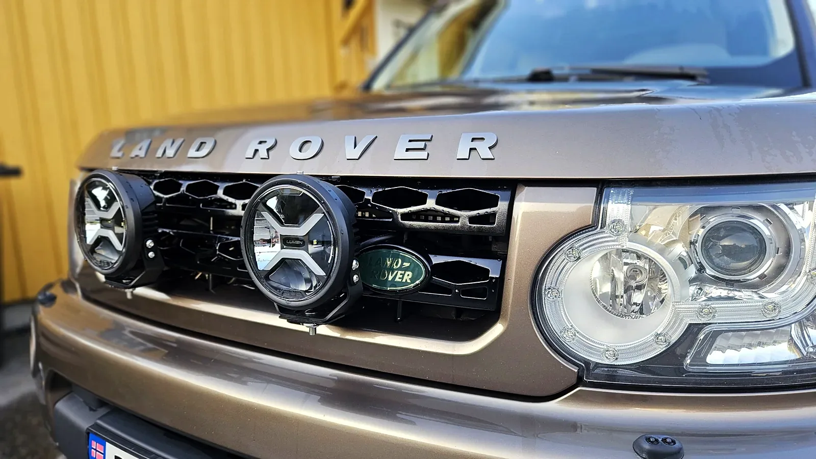 Ekstralys montert i grillen på Land Rover Discovery 4