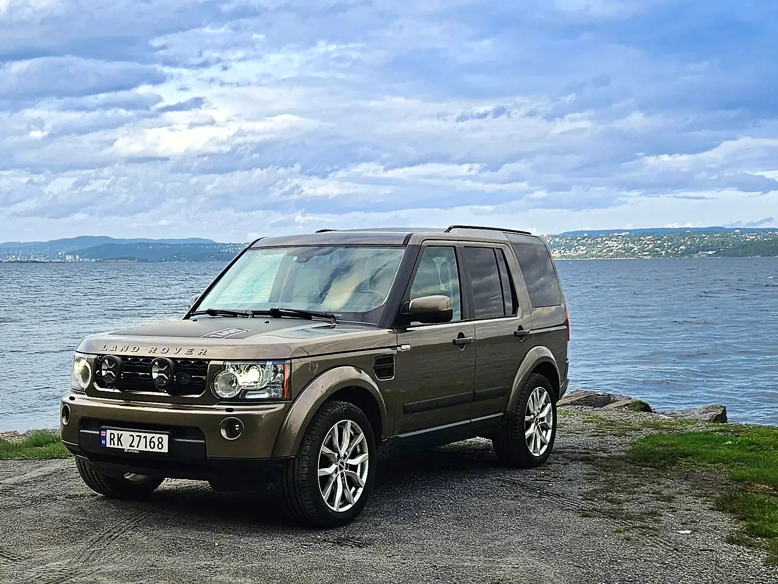 Land Rover Discovery 4 med panserdekor ved Oslofjorden