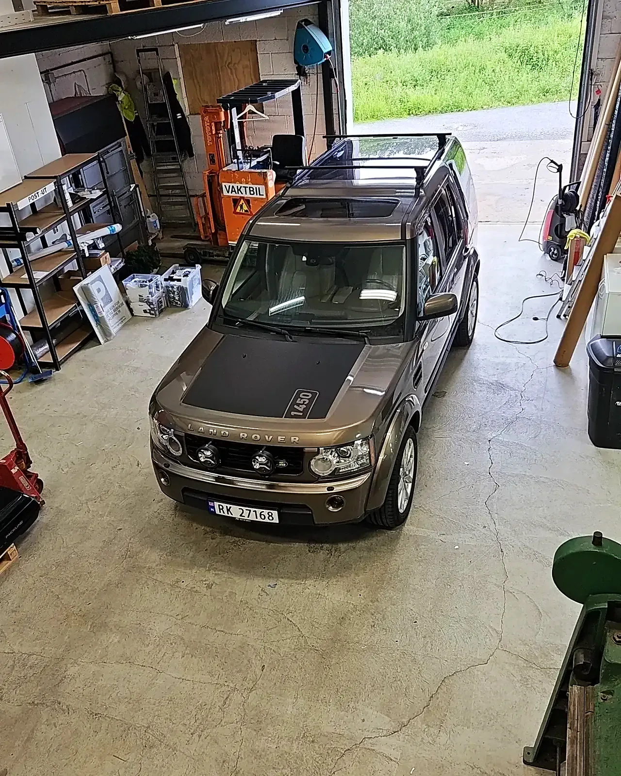 Land Rover Discovery 4 med panserdekor sett ovenfra i produksjonslokalet