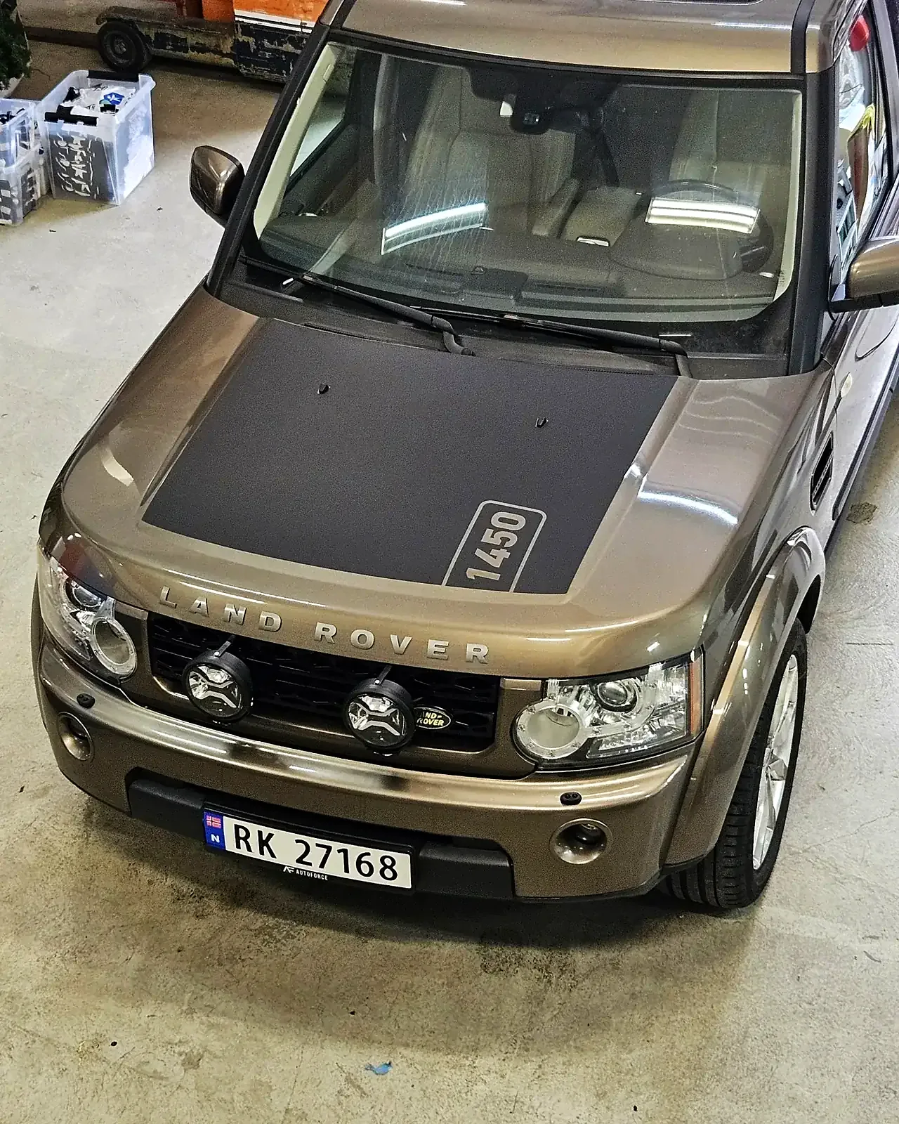 Land Rover Discovery 4 forfra med matt sort panserdekor og ekstralys