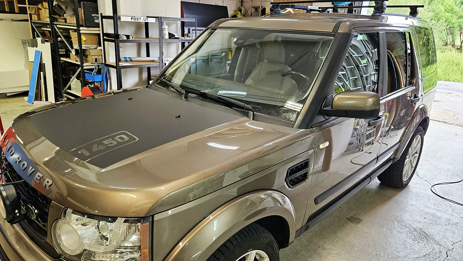 Matt sort panserdekor med 1450 på Land Rover Discovery 4, sett skrått fra siden