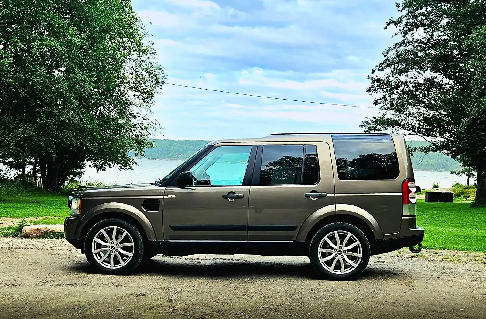 Land Rover Discovery 4 fra siden ved Oslofjorden